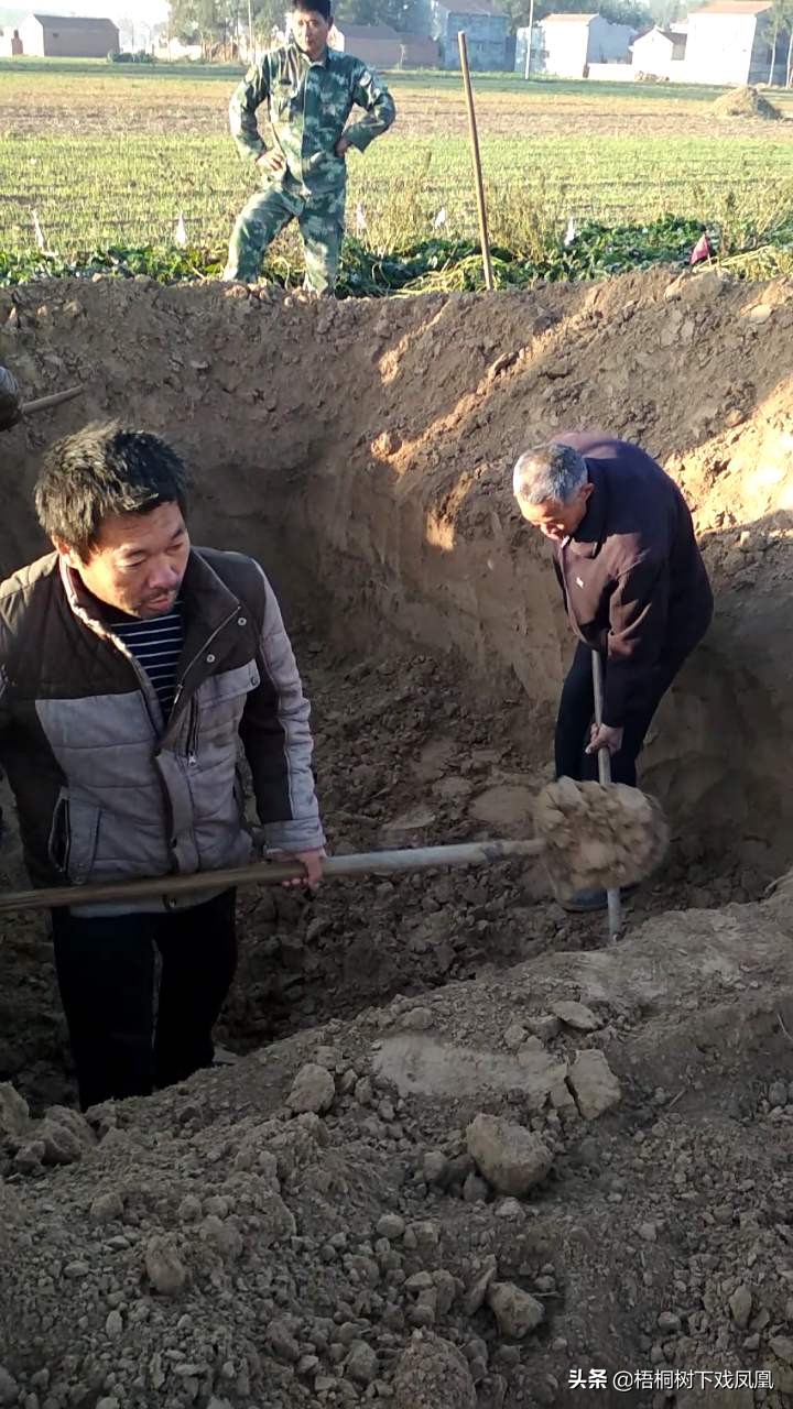 出殡的时候拿着一束花要紧么,出殡以后家门口放把刀