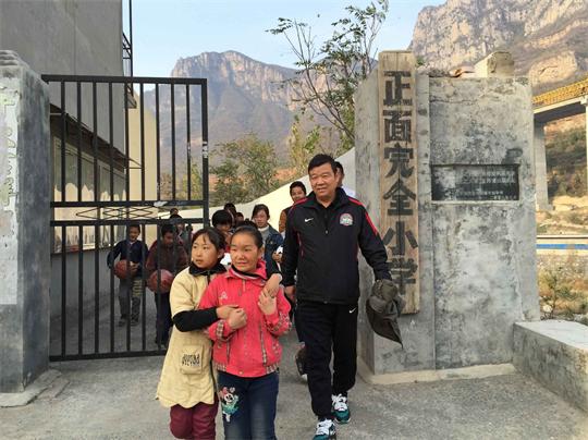 他被称为足球教父,晚年投身公益事业,得到罗纳尔多支持