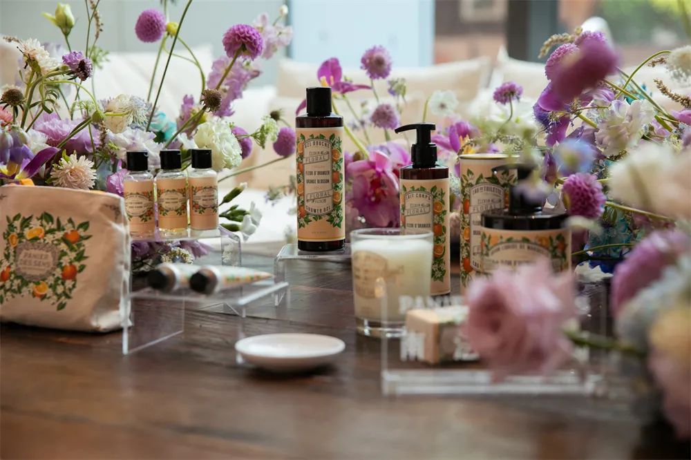 和唐九洲解锁死海护肤秘密,金秋美妆新品盘点