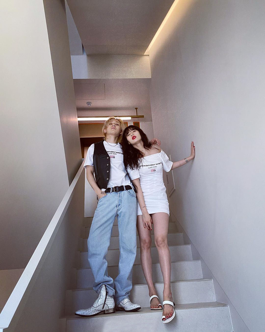 金泫雅和男朋友情侣装造型，想当街亲泫雅？果然韩国“狗粮”更香