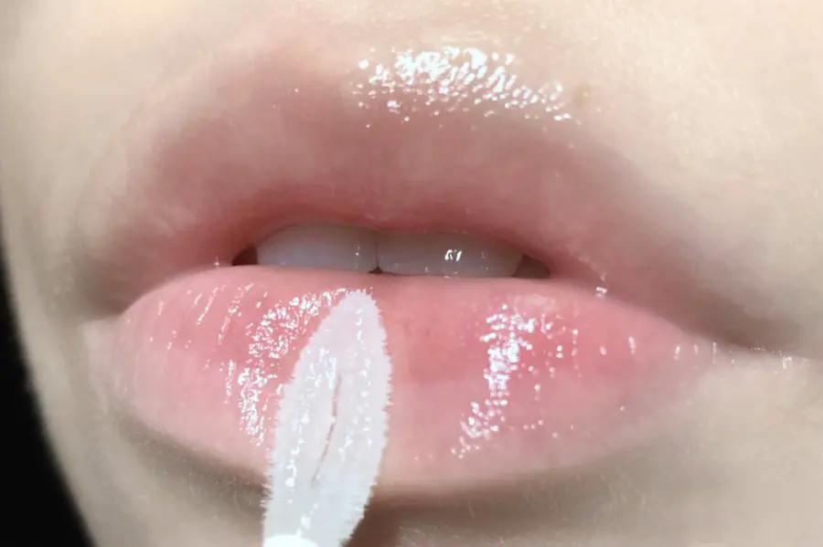 唇部小熨斗抹出q弹水嫩少女唇,抹完润唇膏嘴唇凉嗖嗖的
