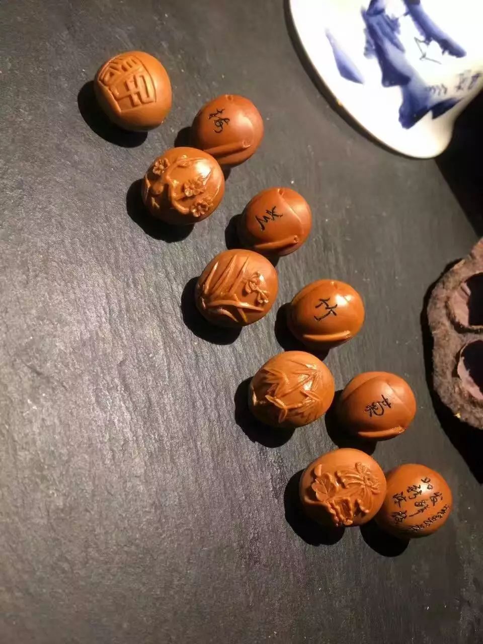 橄榄核雕盘玩怎么不开裂,十年的橄榄核雕还有开裂的吗