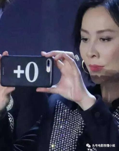 明星手机壳泄密:那英骂人名言火了,杨幂买9.9元便宜货,悲剧了