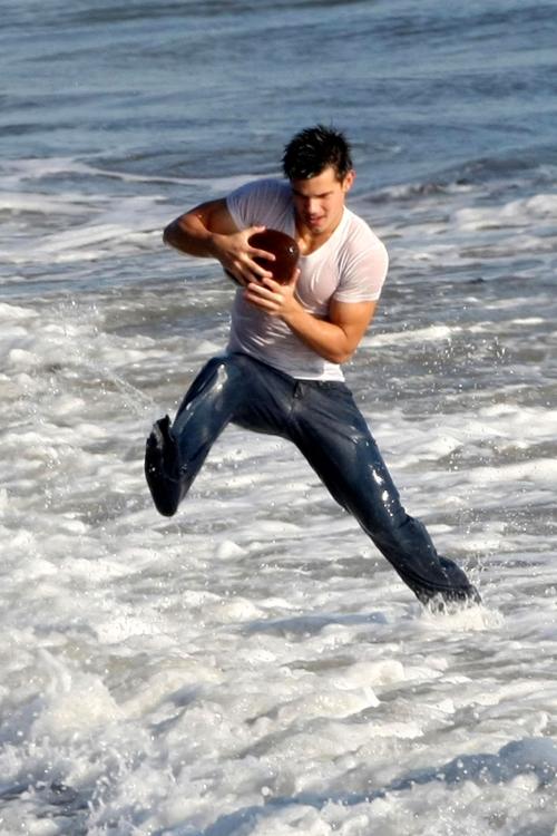 《暮光之城》狼人28岁变油腻大叔，糊8年却情场得意，现状唏嘘