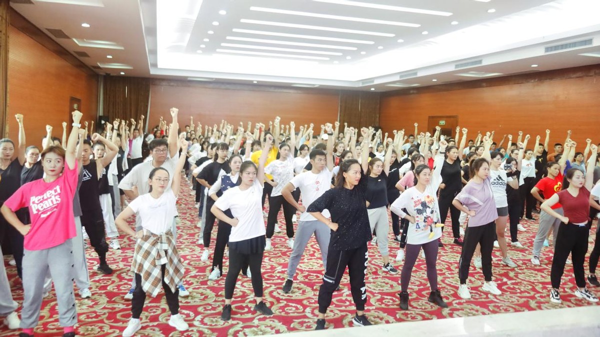 啦啦操对校园文化建设作用,全国小学足球啦啦操