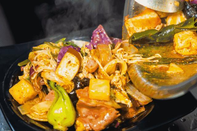 阿姨在路边卖麻辣拌,辽宁大姐秘制麻辣拌