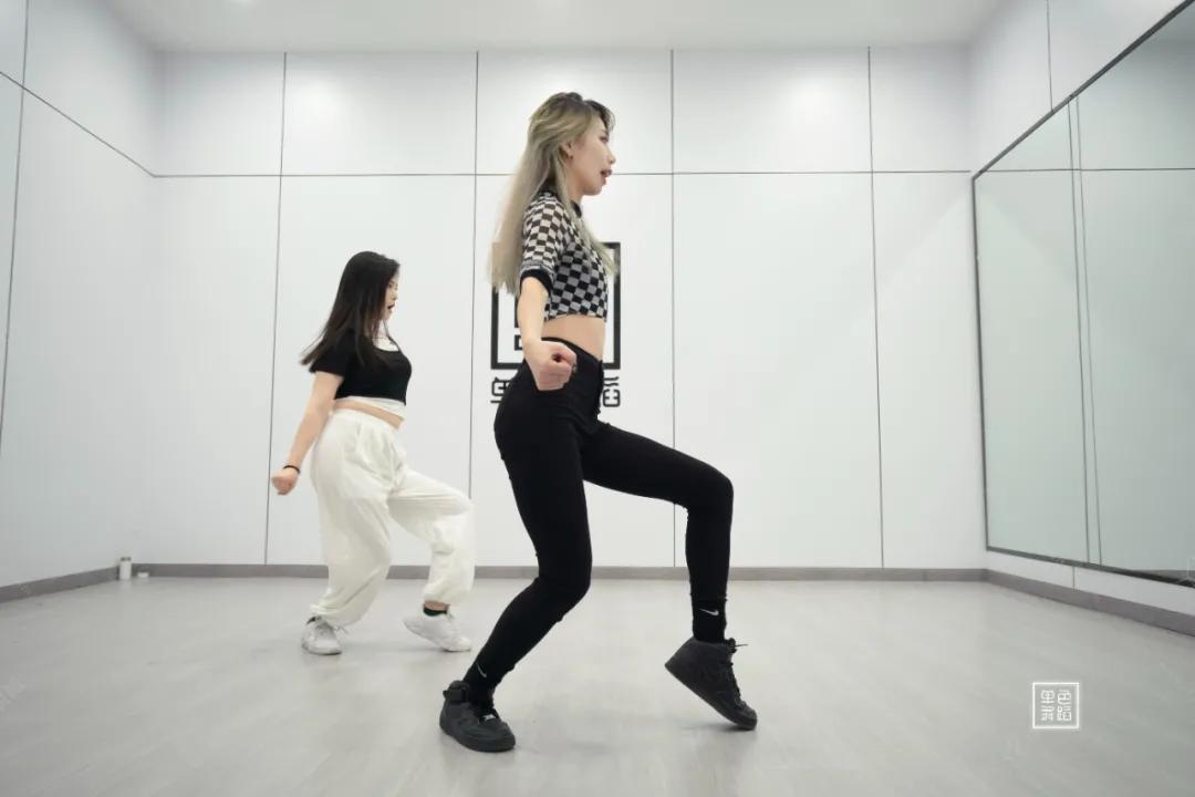 跳舞总是动作不到位,跳舞总是跟不上动作怎么办