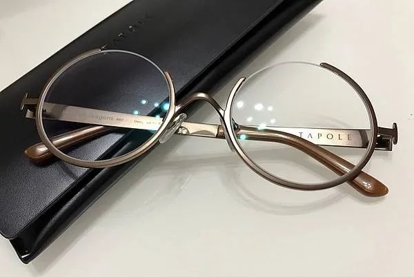 戴眼镜为什么鼻梁会凹进去,为什么戴眼镜鼻梁上有印记