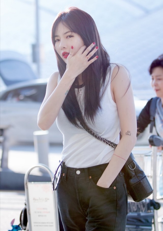 金泫雅穿蓝色衣服表演怎样啊,金泫雅黑衣服走路