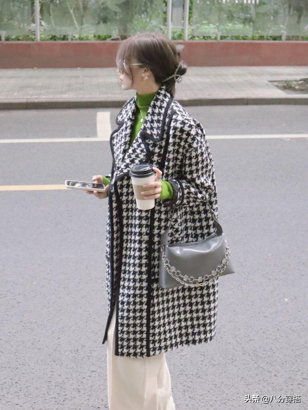 冬天“千鸟格大衣”怎么穿才高级？看看这些穿搭示范，保暖又显瘦