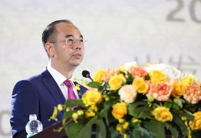 他多次创业失败，为躲债离家成流浪汉，一朝成百亿富商霸气回归