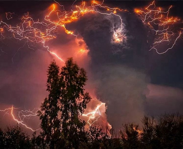 火山爆发+闪电，摄影师冒着生命危险拍下这些照片