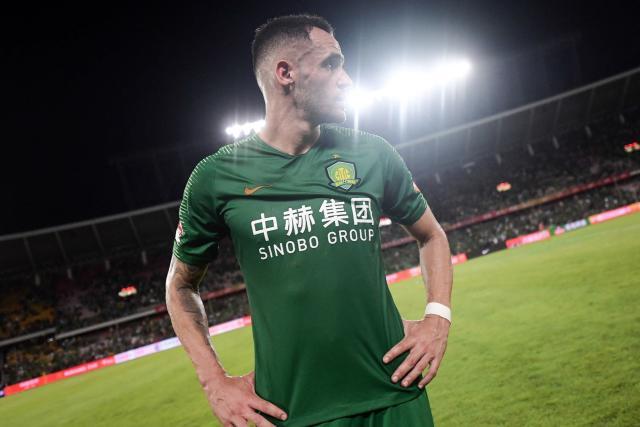 韦世豪上港鲁能谢场,韦世豪为成都队攻入首球