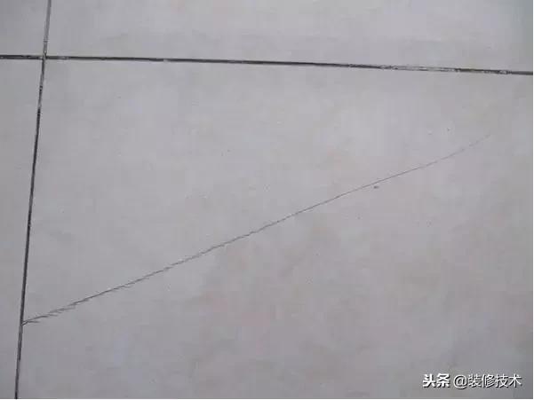 瓷砖开裂小细纹什么原因,房子墙面瓷砖开裂怎么办