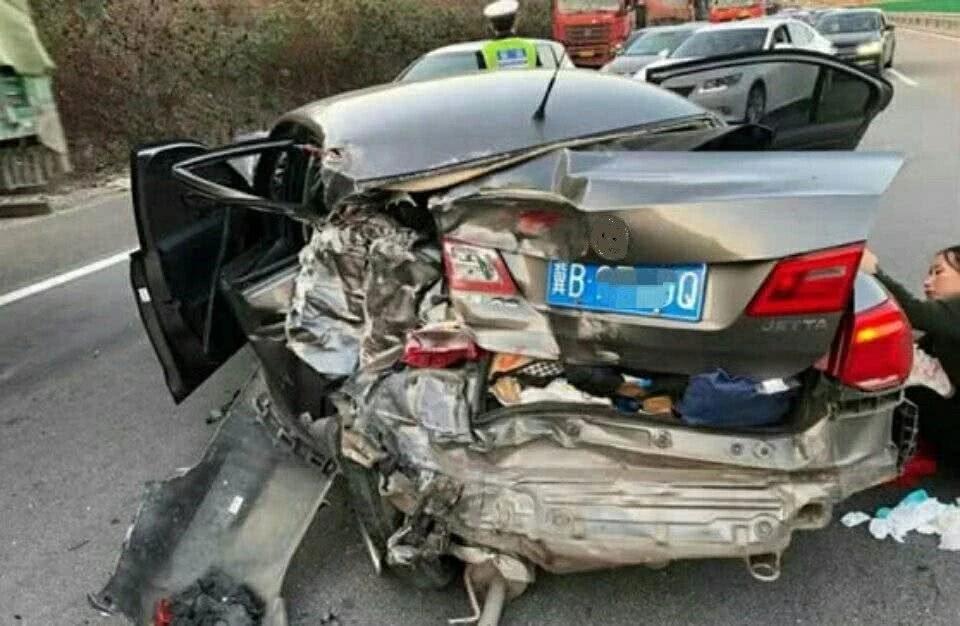 哈弗h8碰撞,哈弗h9遭大卡车严重追尾