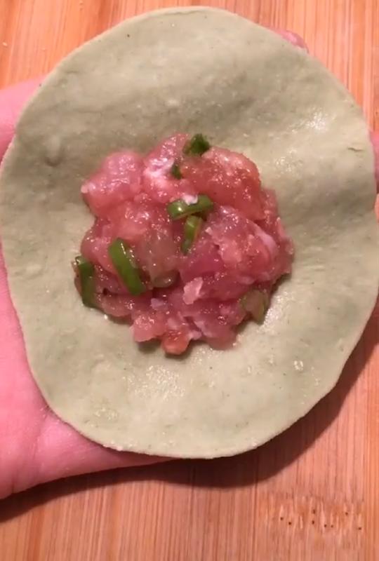 菠菜鸡蛋虾饺的做法,菠菜虾饺的家常做法