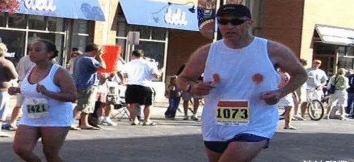 为何说跑马拉松时一定要粘贴纸,女生跑马拉松有必要戴乳贴吗