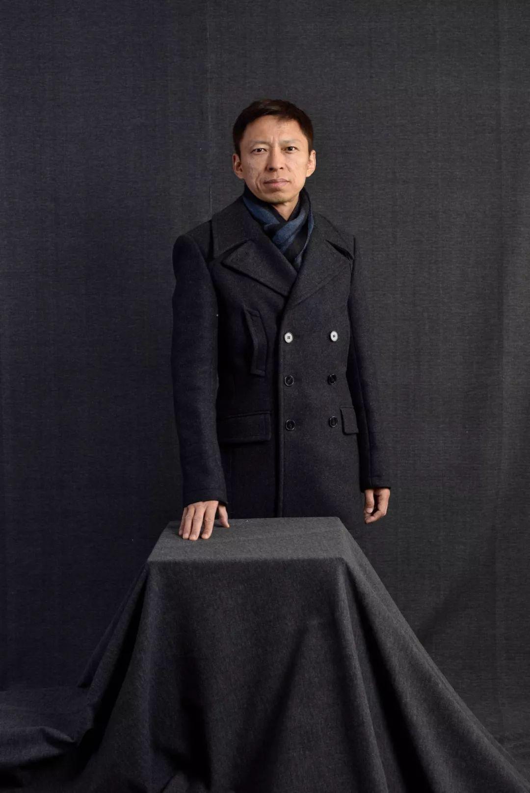 普京穿一套黑风衣,普京穿黑衬衫披外套