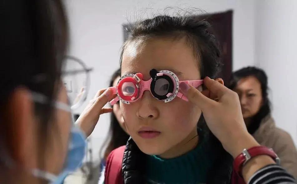 青少年近视率下降坚持很关键,青少年近视一年增长多少度