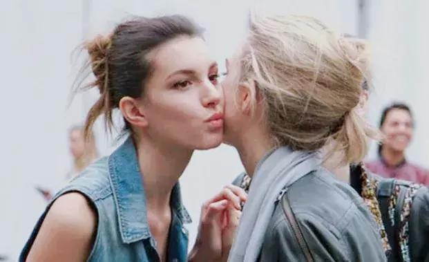 礼仪|拥抱礼与亲吻礼，打开方式一定要正确