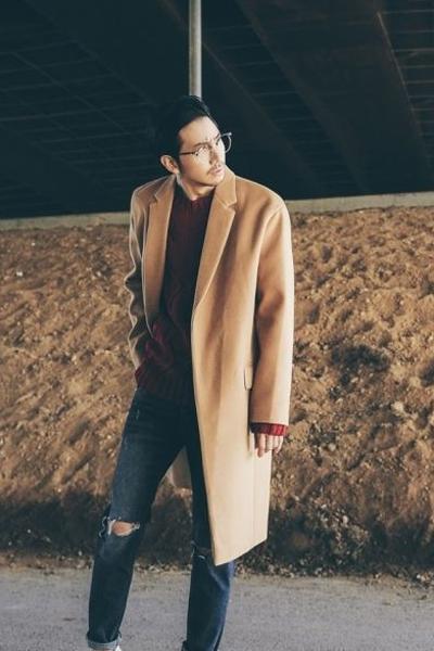 男生穿卡其色的风衣怎么搭,男生卡其色衣服内搭怎么搭配