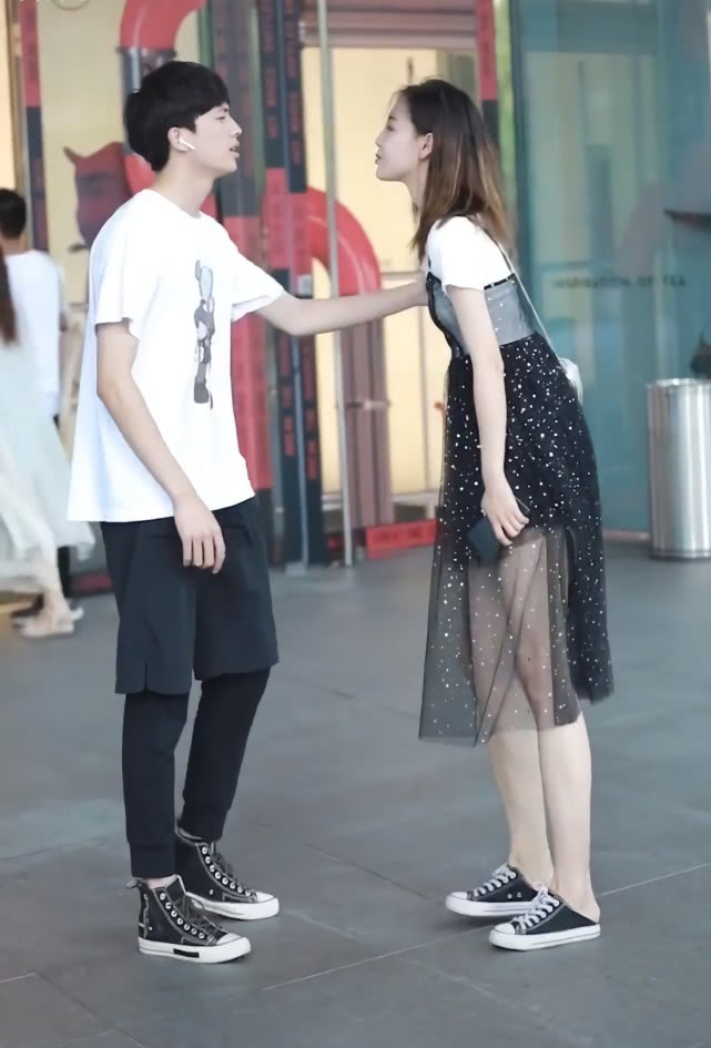 网纱裙怎么穿出高级感,黑色裙子拼接网纱怎么搭配