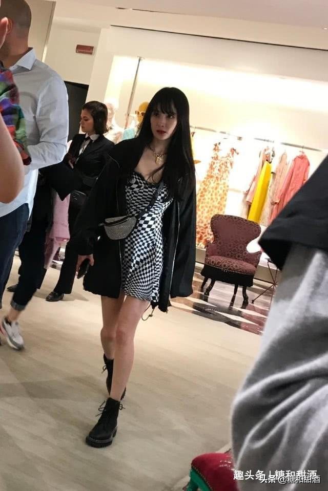 杨幂金色连衣吊带裙,杨幂穿同款蓝色修身裙美照