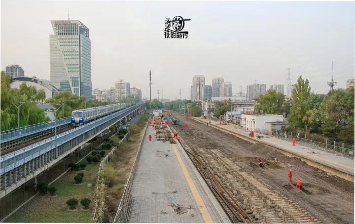 行人车辆请注意火车就要来了,行人车辆请注意火车来了不要抢道