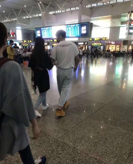 李荣浩杨丞琳在哪里办结婚证,李荣浩杨丞琳求婚后首次合体同框