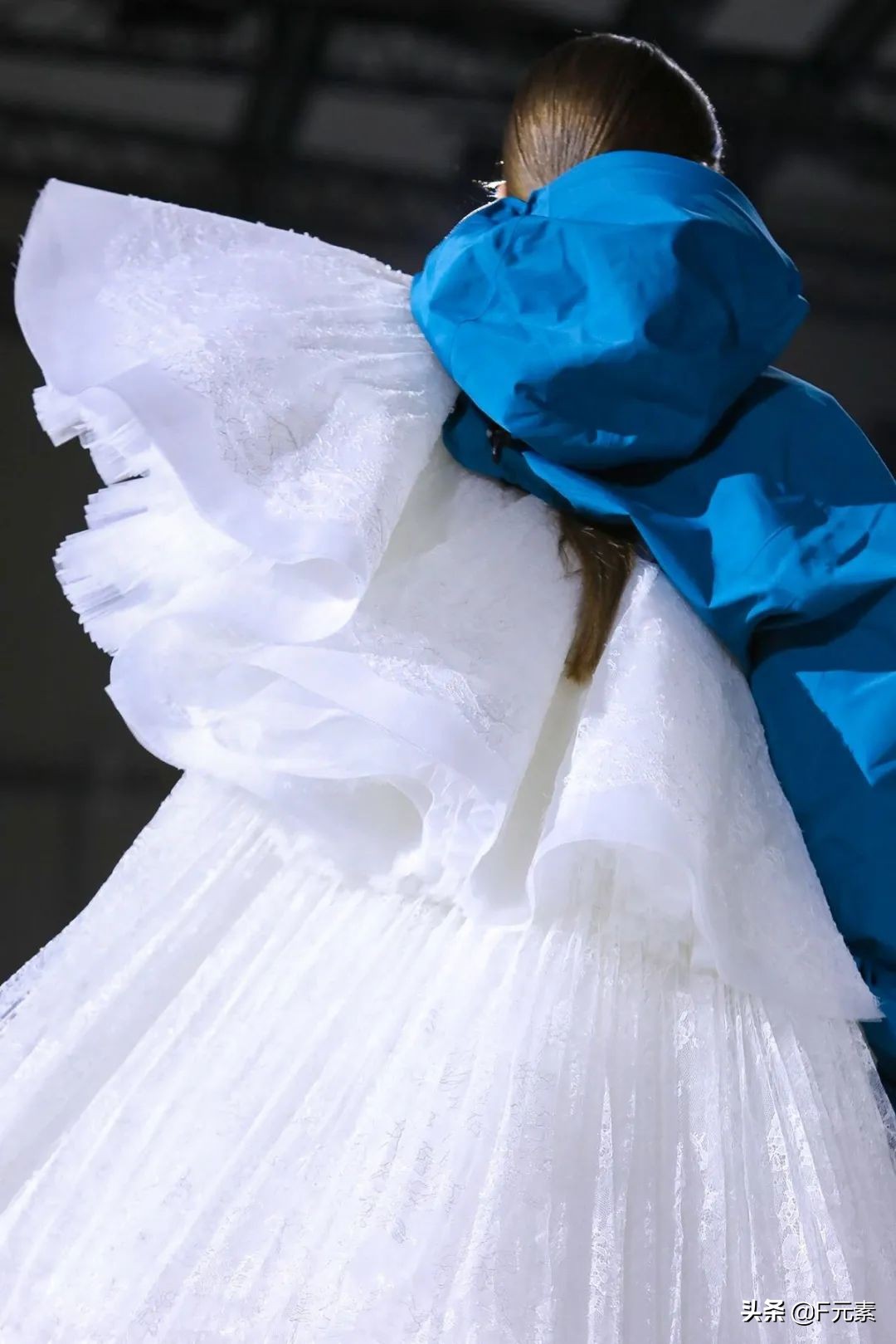 Off-White牵手“始祖鸟”,Hadid姐妹助阵,这场秀需要看一看