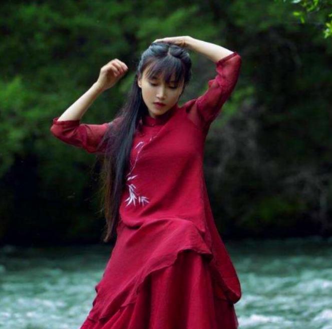 李子柒被韩国网友*攻围**，中国博主联手回击，发布酸菜视频标题显眼