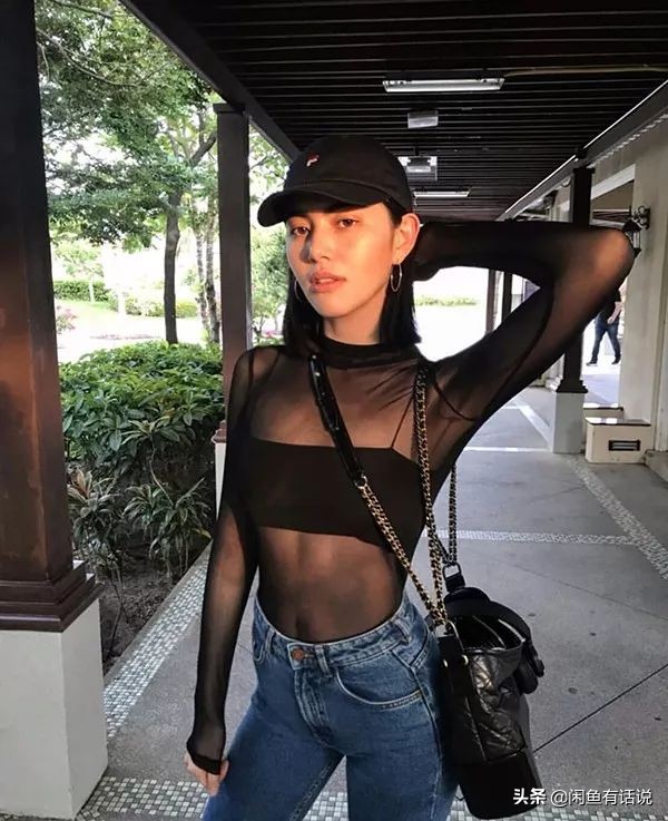 她不愧是泰国最美“芭比”，肚兜裙配网袜秀身材，展现绝佳臀腰比