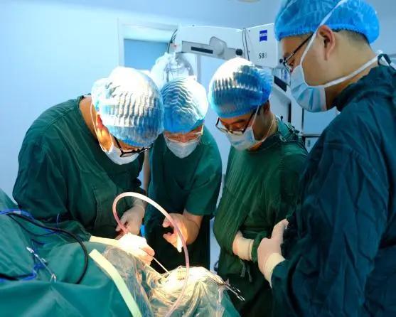 30岁男子右耳堵塞听力下降,46岁男性突然一只耳朵听力下降