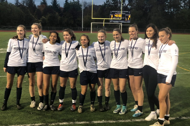 美国4名女球员比赛被罚4张黄牌：露出标有“同工同酬”的T恤