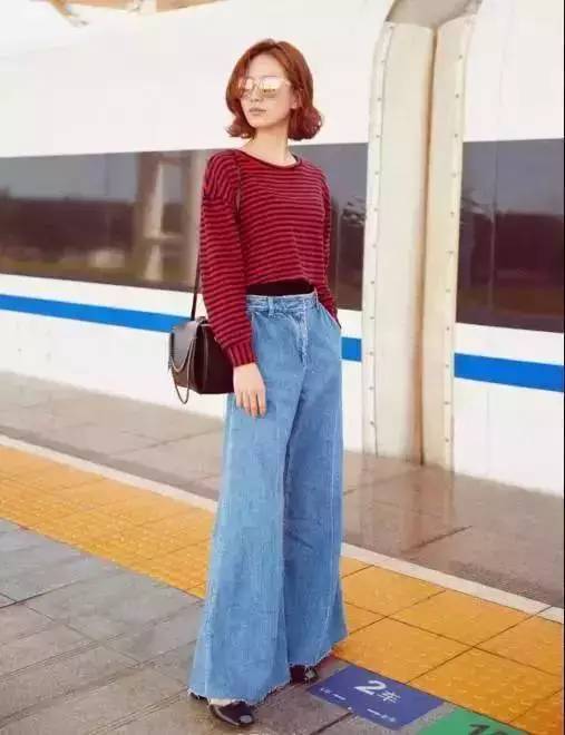 刘诗诗身穿针织衫配彩条纹阔腿裤,刘诗诗白衬衫搭刺绣裙造型清爽