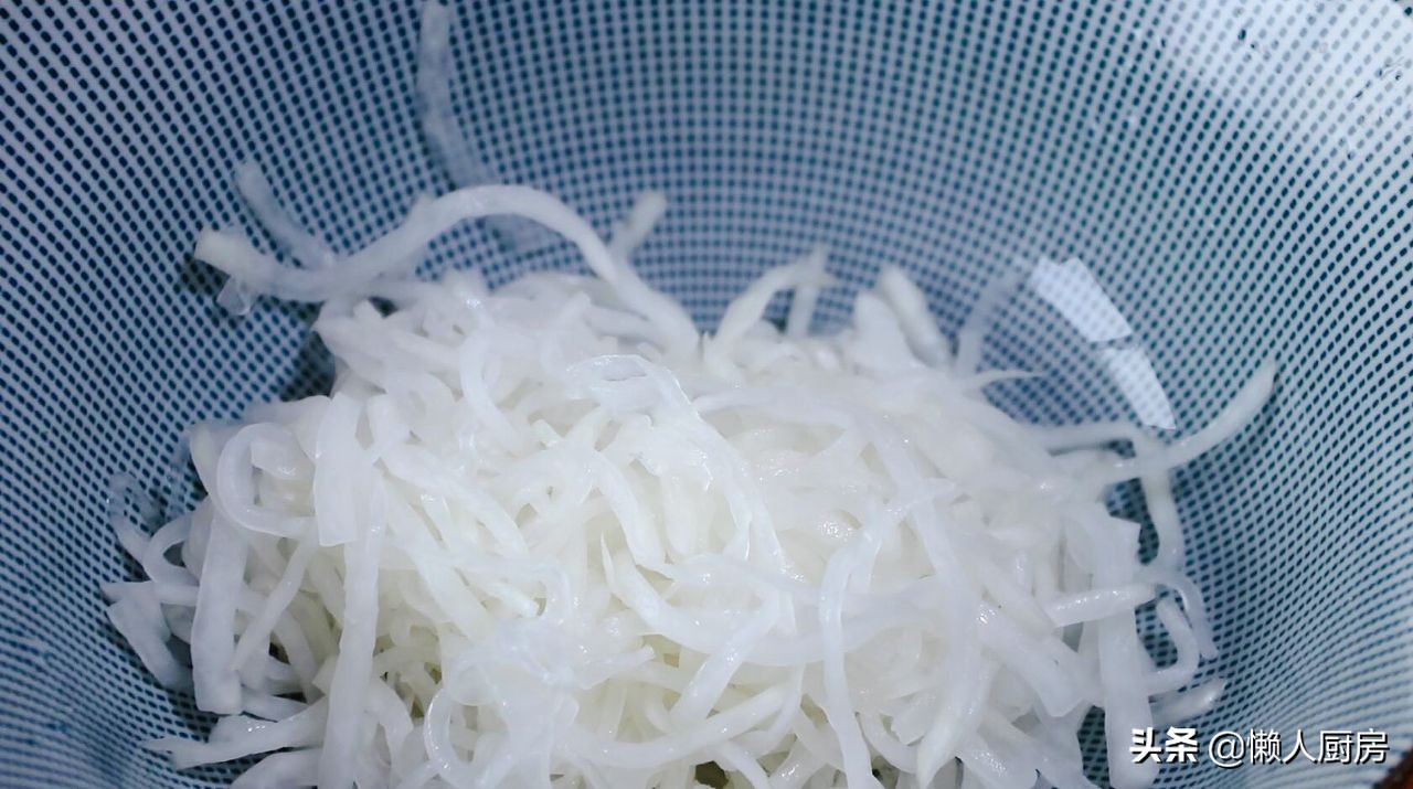 海蜇怎么做口感脆爽,凉拌萝卜海蜇正确方法