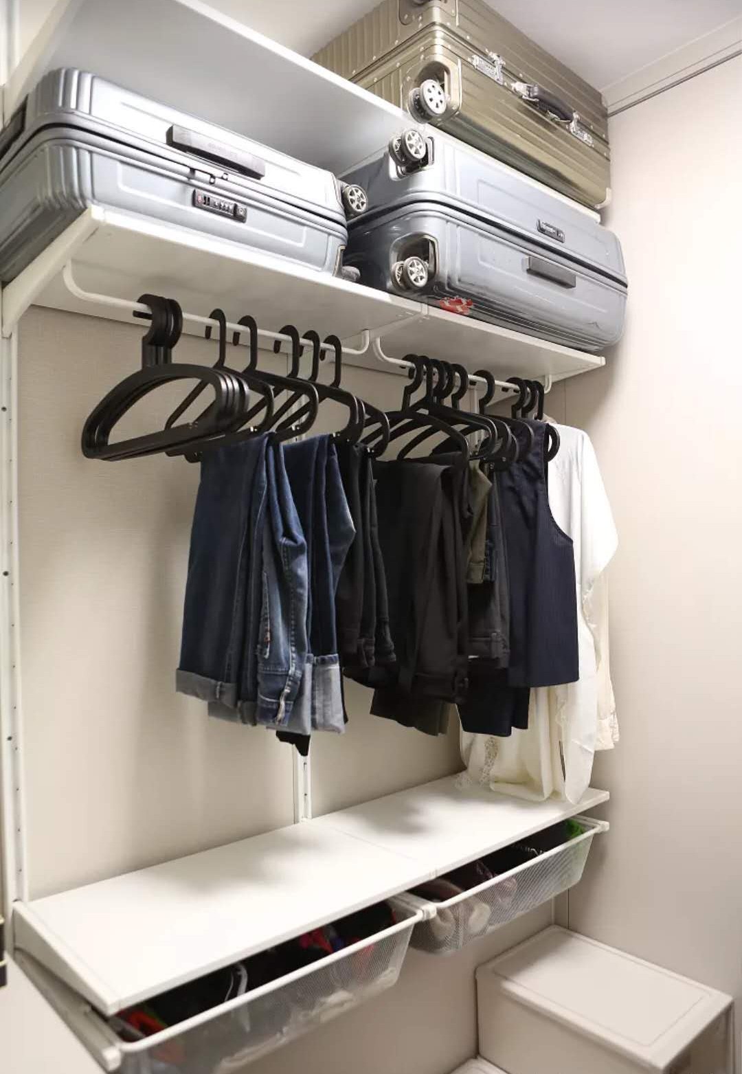 客厅阳台一体办公桌,主卧衣帽间加办公桌