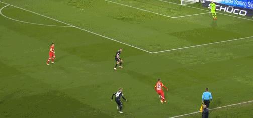 门将爆射乌龙球,门将手抛球乌龙视频