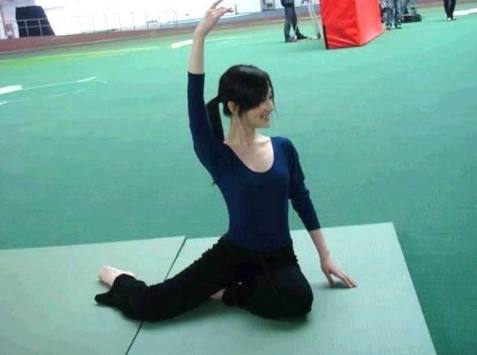 李小璐是不是隆胸了,李小璐和贾乃亮隐秘而伟大