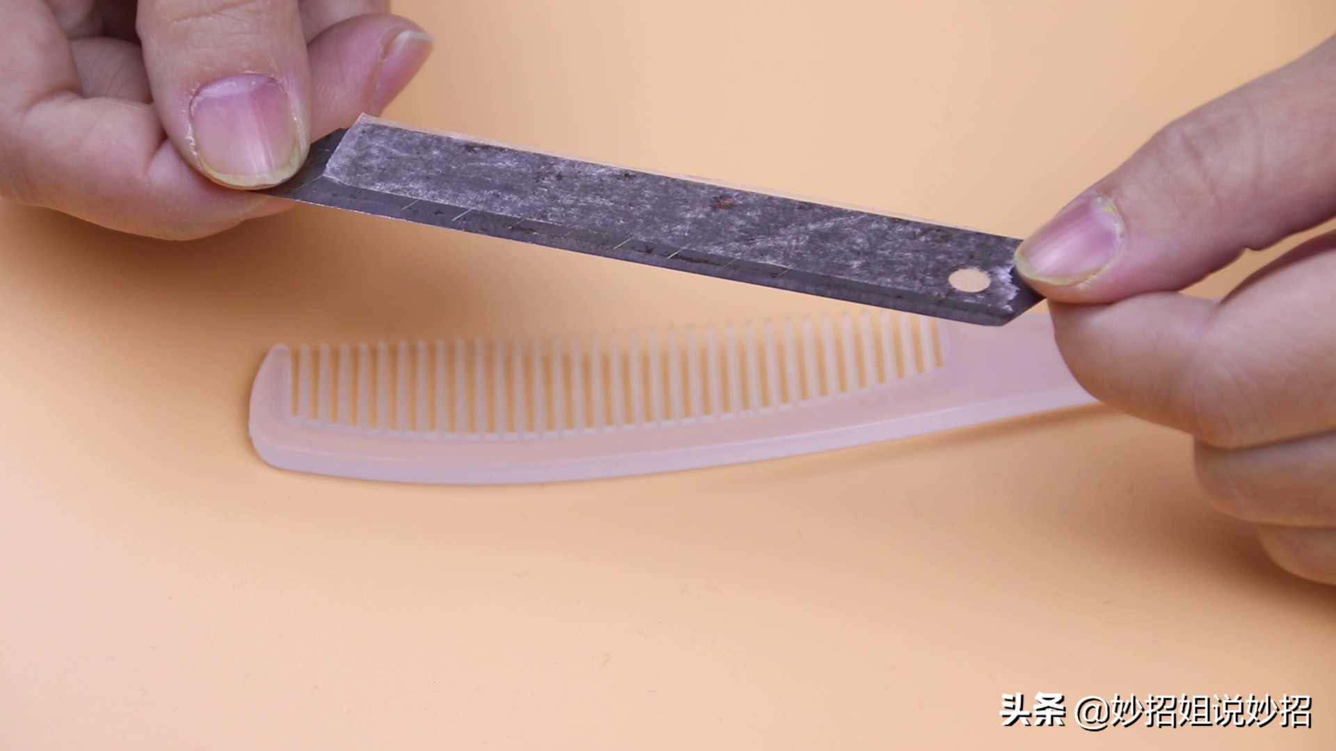 衣服起球了有剃毛球工具吗,毛衣起球不用慌一把梳子轻松搞定