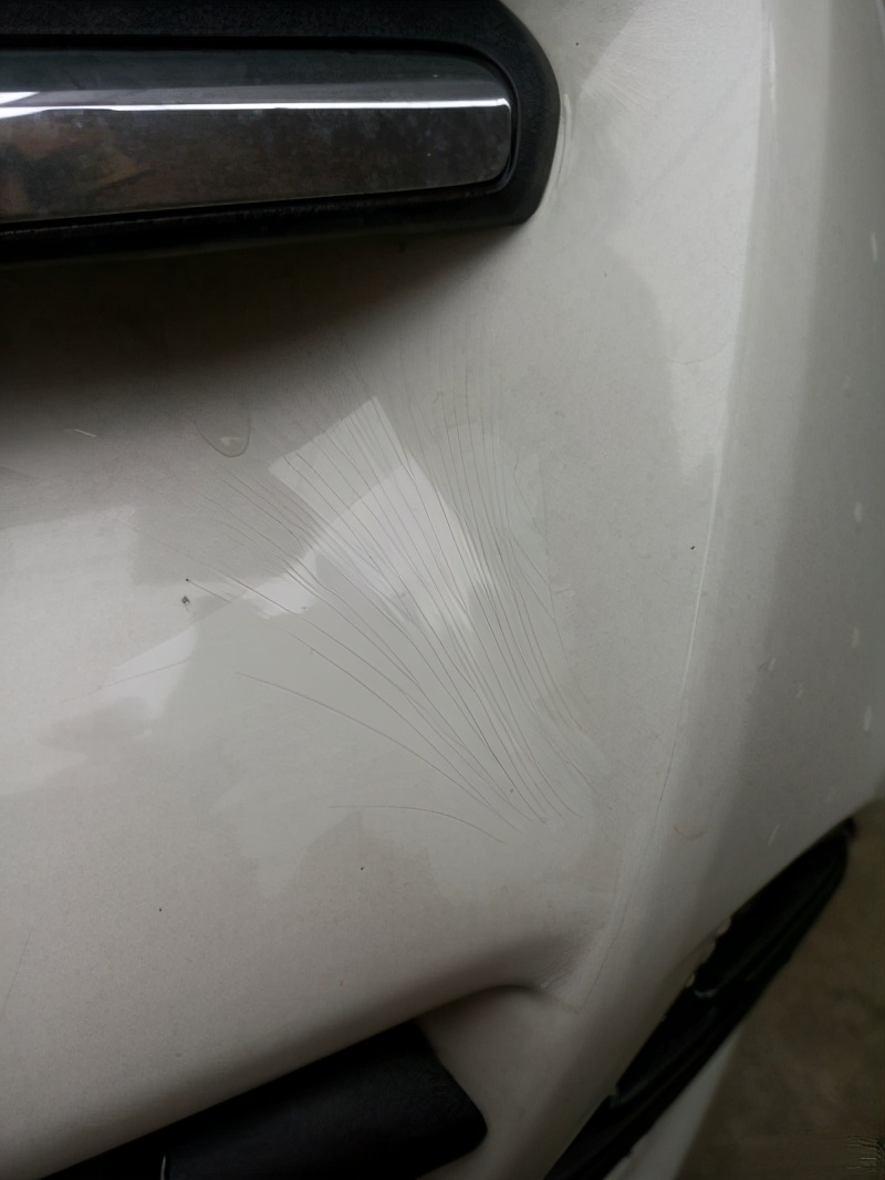 汽车油漆划伤能走保险吗,汽车油漆划痕要去喷漆吗