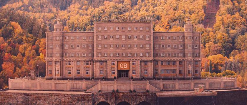 布达佩斯大饭店镜头分析2000字,布达佩斯大饭店色彩画面分析