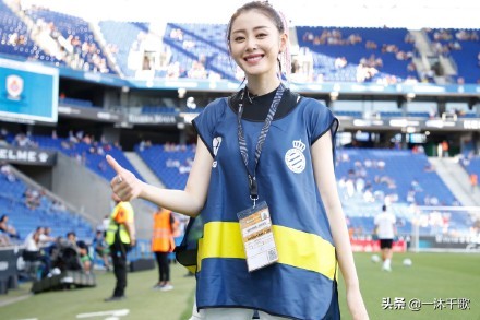 幸运儿张天爱西甲赛场看武磊，还让武磊的球衣印上了自己的名字