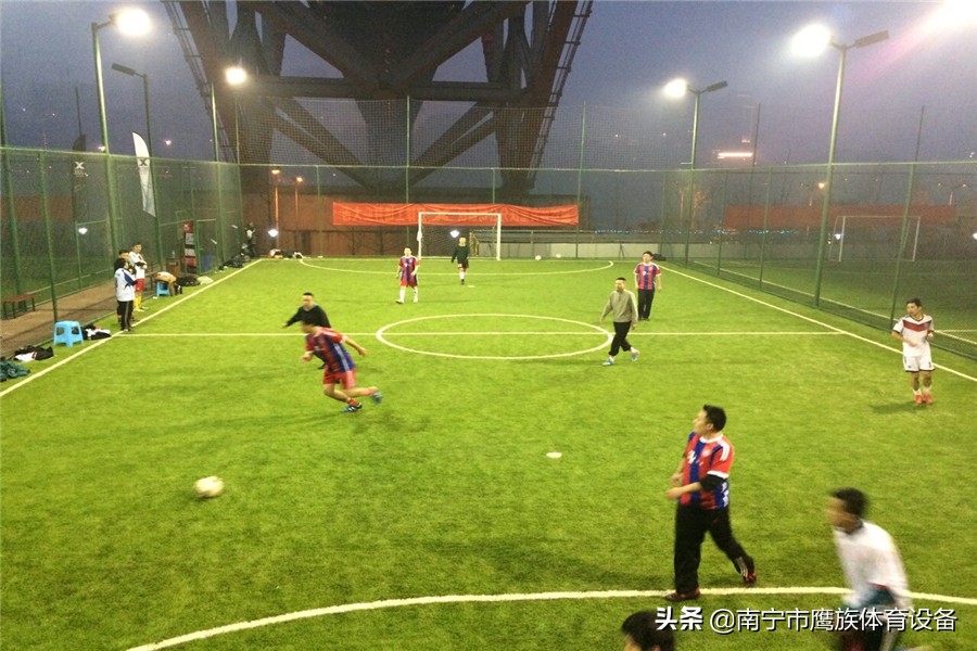 五人制足球场人造草坪铺设多少钱,修建人工草坪足球场需要多少钱