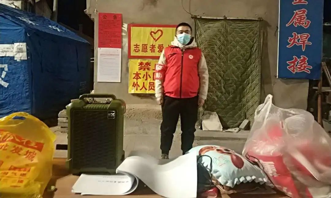 防疫街道志愿者,社区防疫党员志愿者在行动