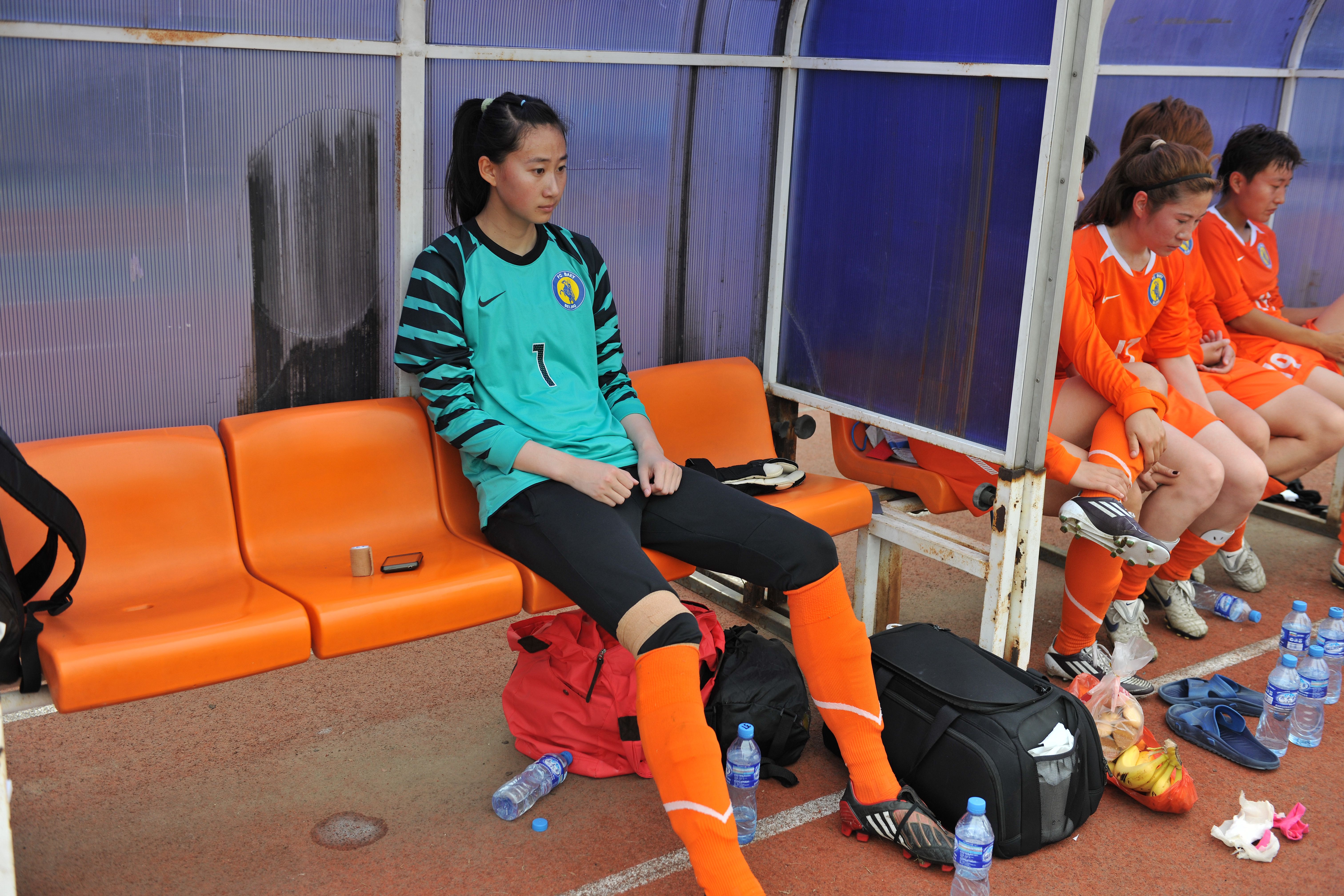 最美的女兵退出现役,女足国门赵丽娜宣布退役