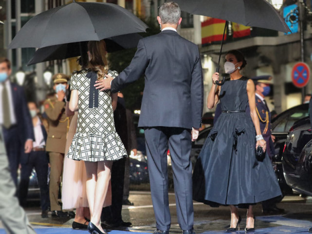 仅14岁西班牙公主首次官方演讲,西班牙14岁公主首穿高跟鞋