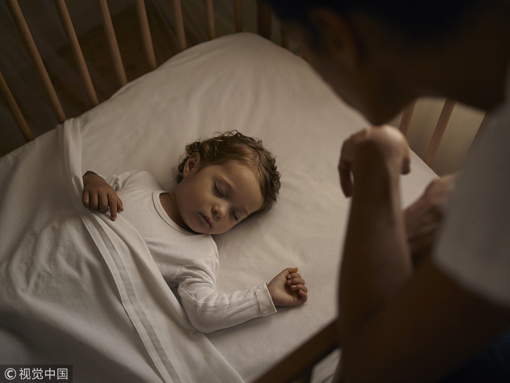 新生儿睡觉偶尔抖动正常吗,新生儿睡觉老是惊醒发抖