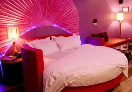 情侣酒店的床为什么要做成圆的,为什么情侣酒店床是圆的