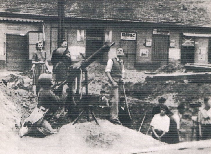 直面困苦，永不言弃！在首届奥斯威辛黑拳赛中夺冠的波兰拳王